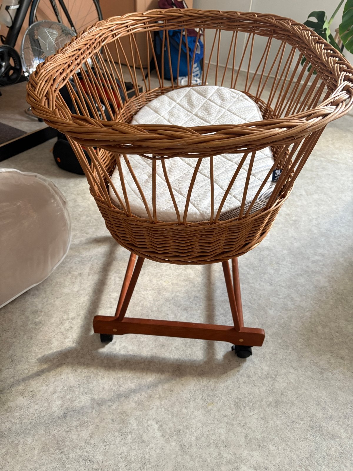 Vintage rotan wieg met matrasje, Ophalen, Zo goed als nieuw, Wieg