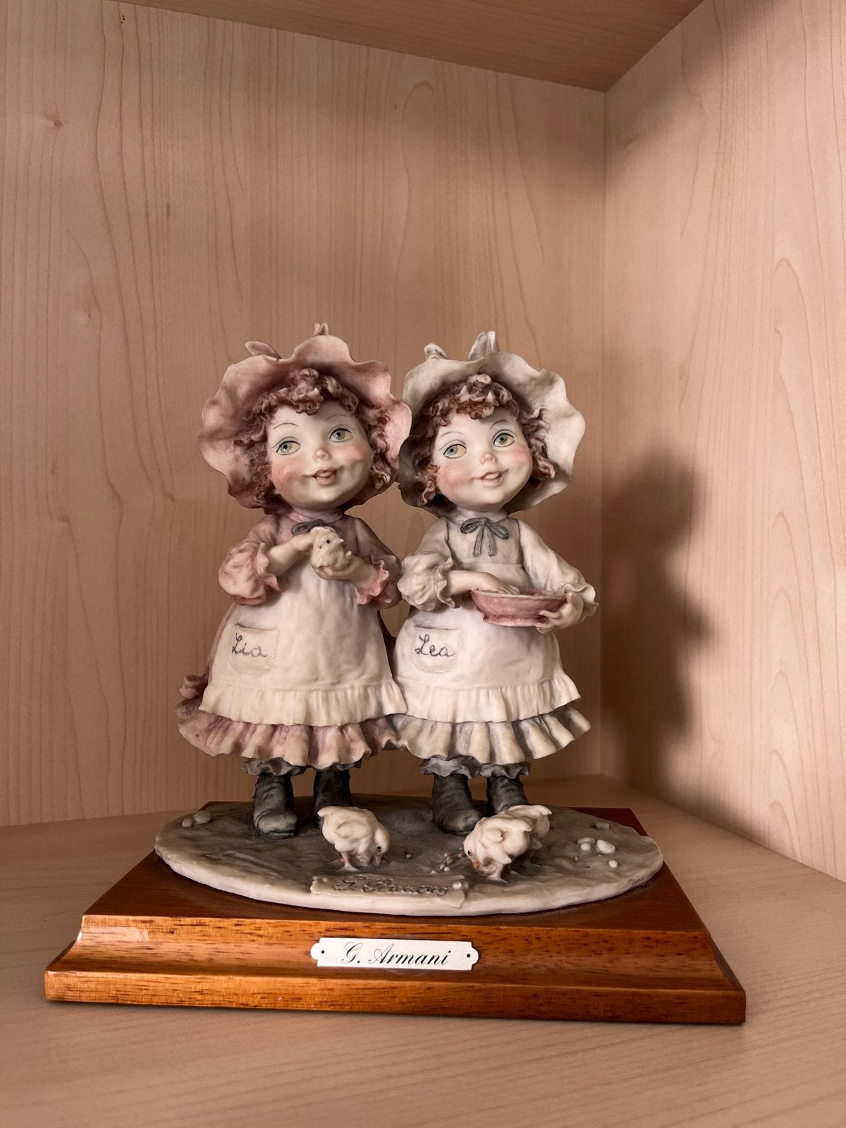 Porseleinen Beeldje: Twee Meisjes Lia en Lea, Antiek en Kunst, Ophalen, Groep mensen, Minder dan 20 cm, Steen of Keramiek