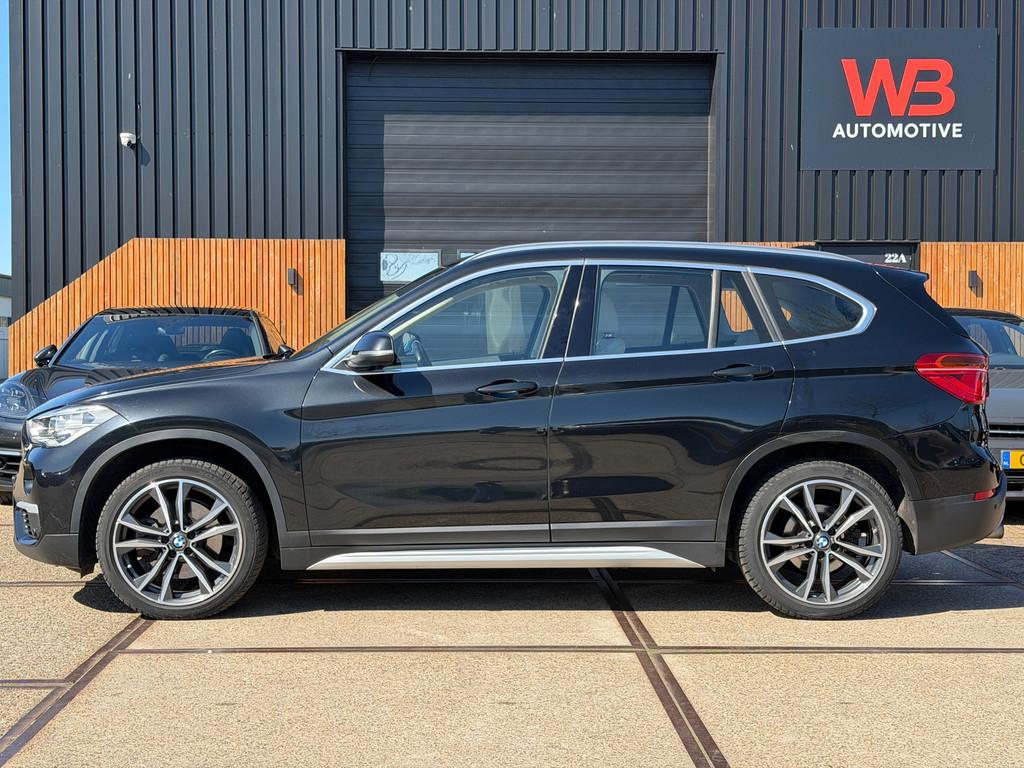 BMW X1 XDrive20i Centennial High Executive Cruise Clima HUD, Auto's, 1998 cc, Gebruikt, 2000 kg, Zwart
