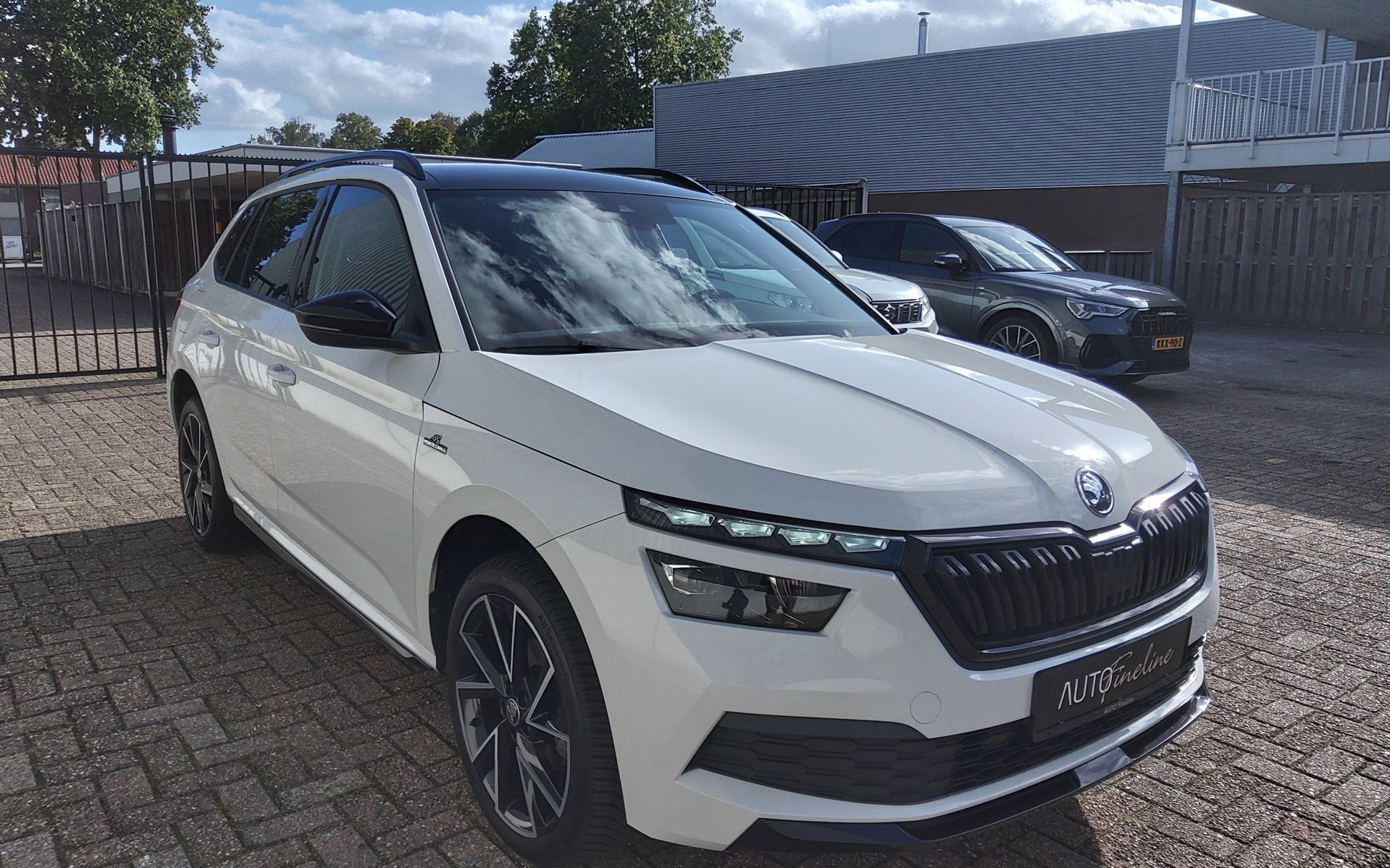 Skoda Kamiq 1.0 TSI Monte Carlo|7-DSG|Panoo-CarPlay|NIEUW!, Auto's, Stof, Gebruikt, Zwart, Wit
