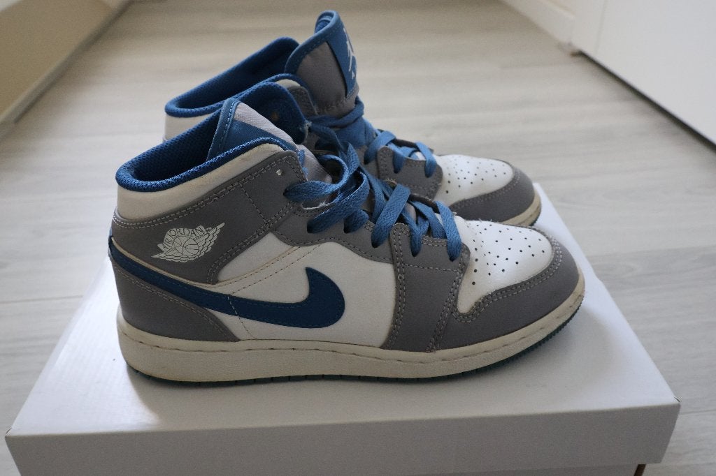 Nieuwstaat! Nike Jordan 1 Mid grijs blauw, Ophalen, Jongen of Meisje, Schoenen, Zo goed als nieuw