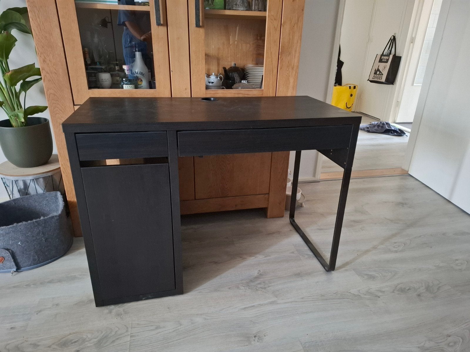 Zwart bureau met opbergruimte en lade, Huis en Inrichting, Bureaus, Ophalen, Spaanplaat of MDF, Zo goed als nieuw, Overige merken