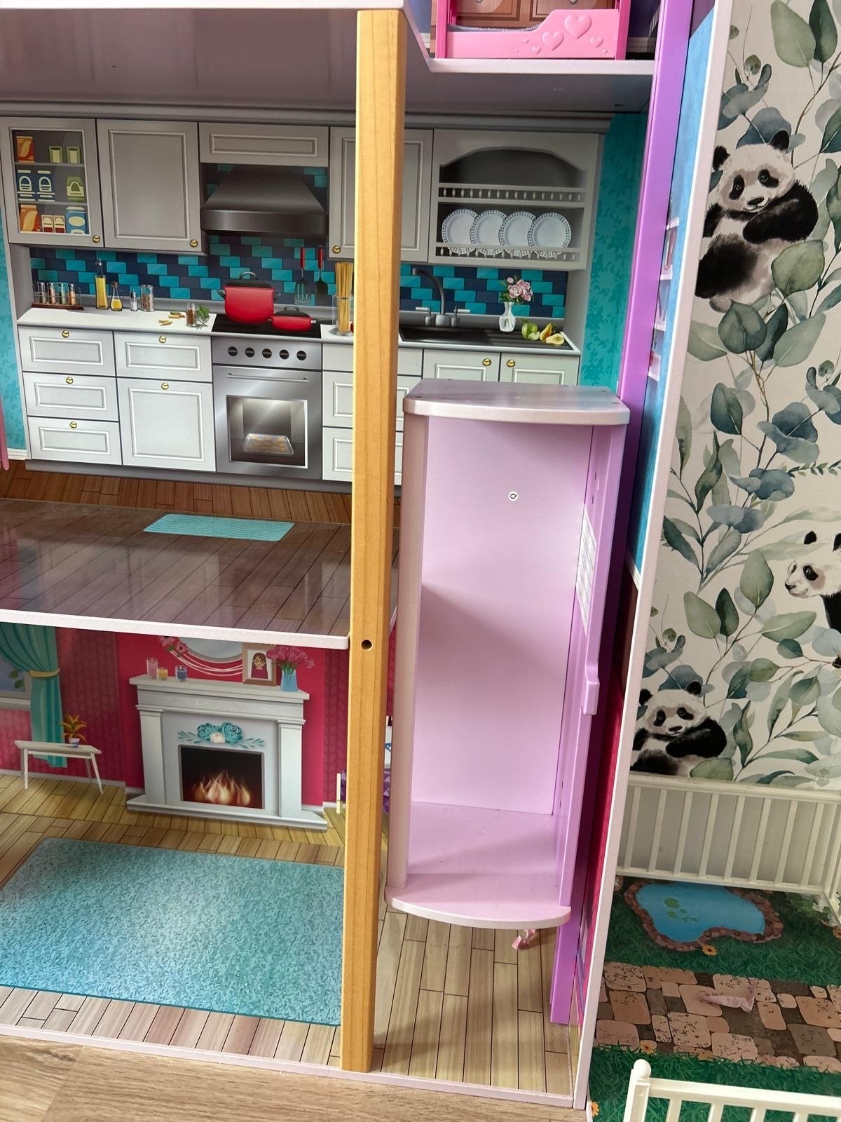 Foto 16 van Groot poppenhuis met veel accessoires en poppen
