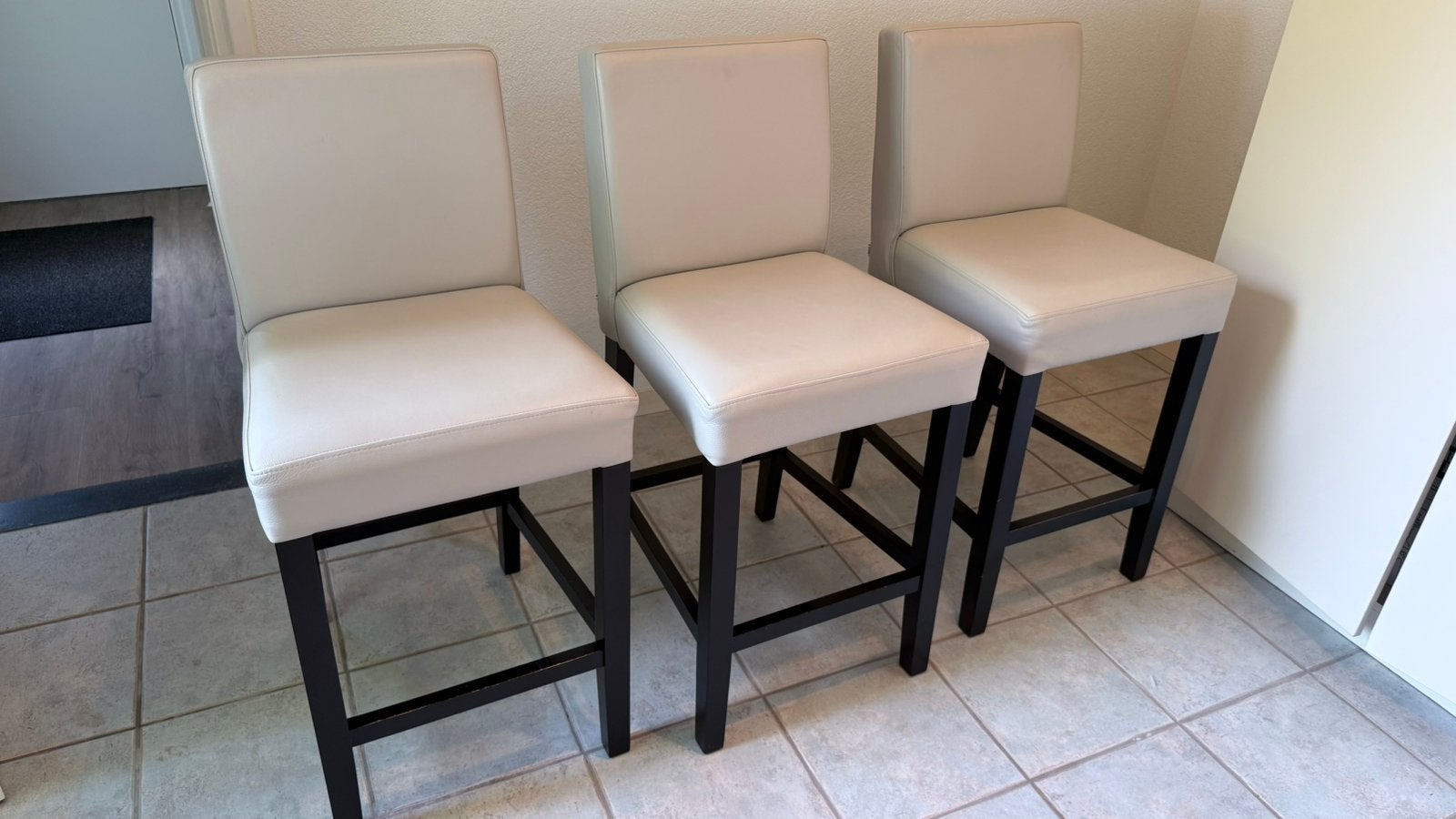Set van 3 JustDesign moderne barkrukken met rugleuning, Ophalen, Met voetsteun, 60 tot 90 cm, Zo goed als nieuw