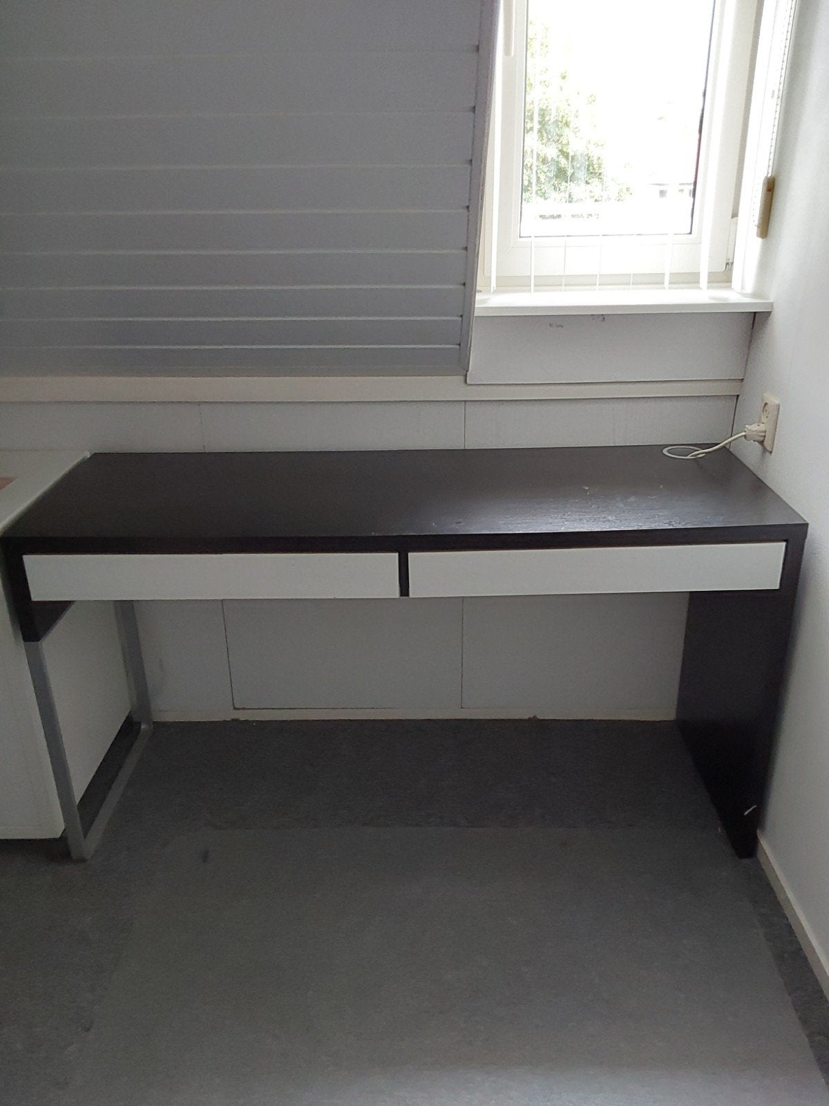 buro met 2 laders breed 0,50 hoog 0,75 en lang 1,42 cm, Ophalen, Gebruikt