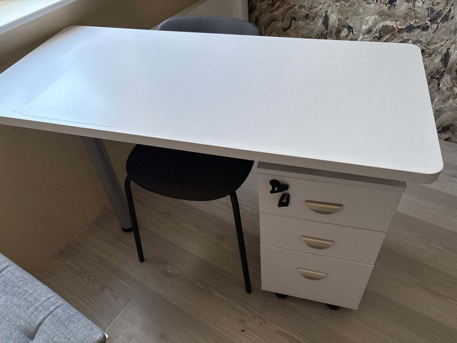 Wit bureau met ladeblok op wielen, Ophalen, Overige typen, 110 cm, Met lades