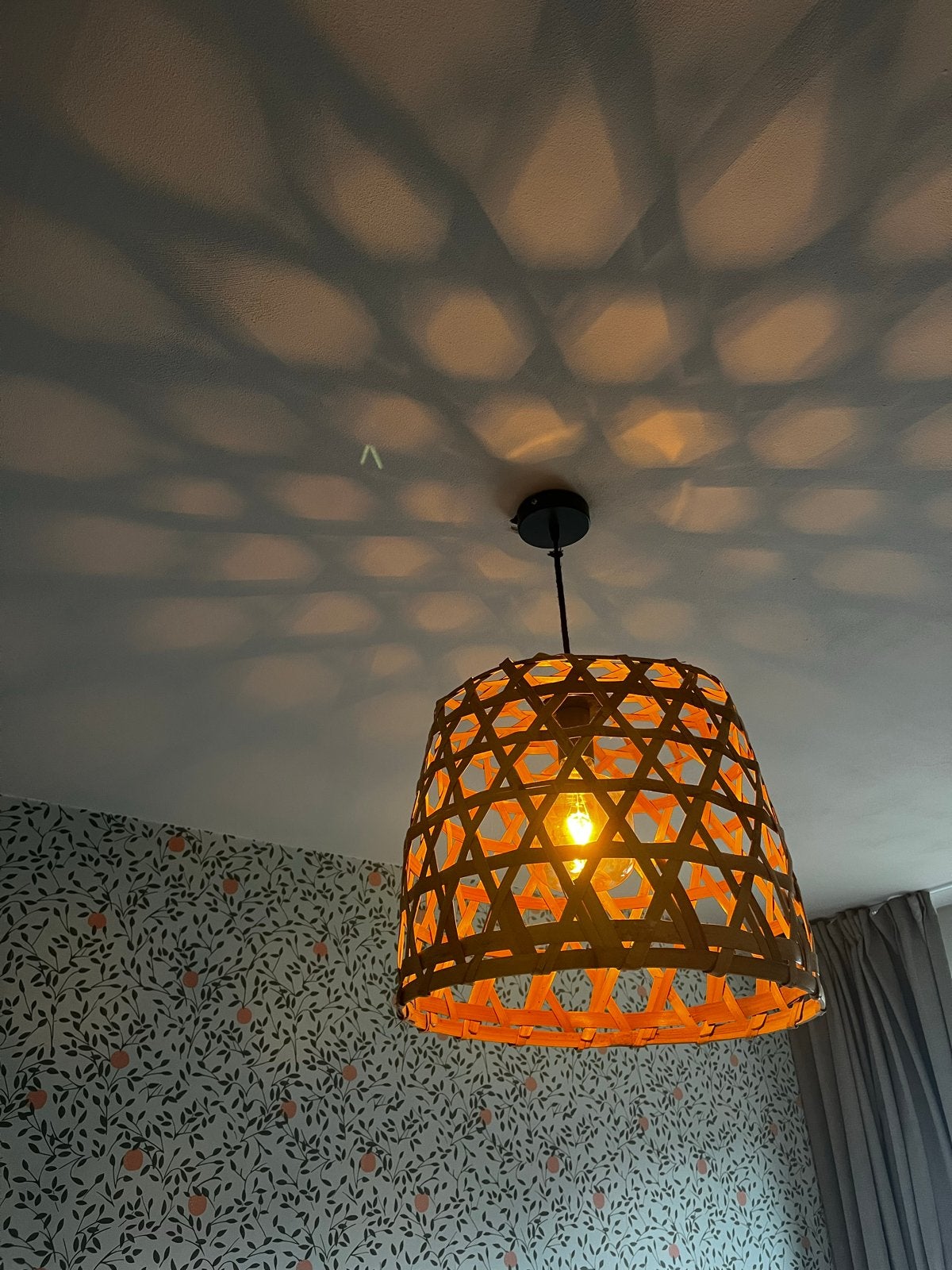 Hanglamp mand met lichtbron - sfeervolle verlichting, Huis en Inrichting, Lampen | Hanglampen, Ophalen, Gebruikt, Natuurlijk materiaal