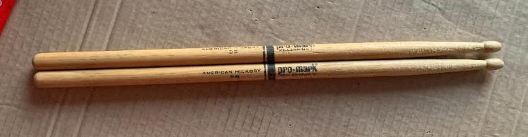 2x drumstok, drumstick Pro Mark Millennium 11; Hickory 5B, Muziek en Instrumenten, Drumstellen en Slagwerk, Ophalen of Verzenden