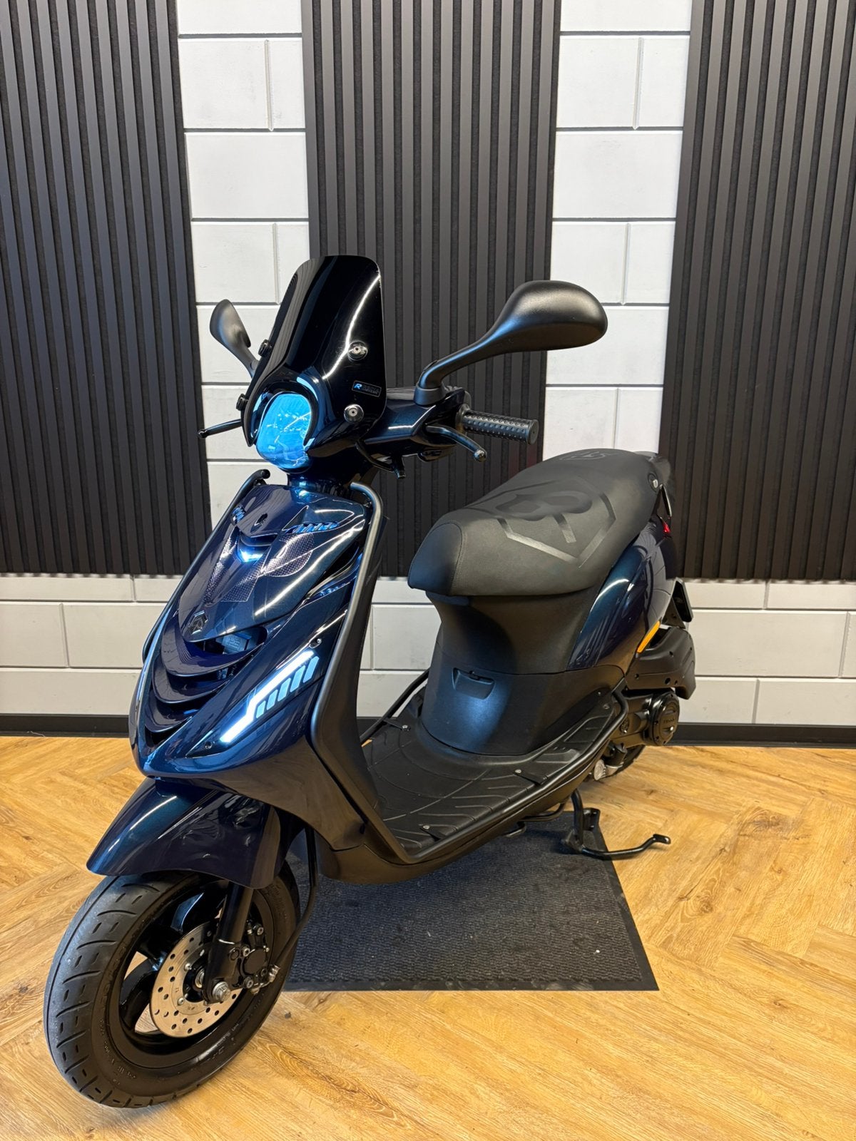 PIAGGIO ZIP 4T 3V BROM 2024 FULL OPTION MCLAREN GLANS BLAUW, Ophalen, Maximaal 45 km/u, Zip, Zo goed als nieuw