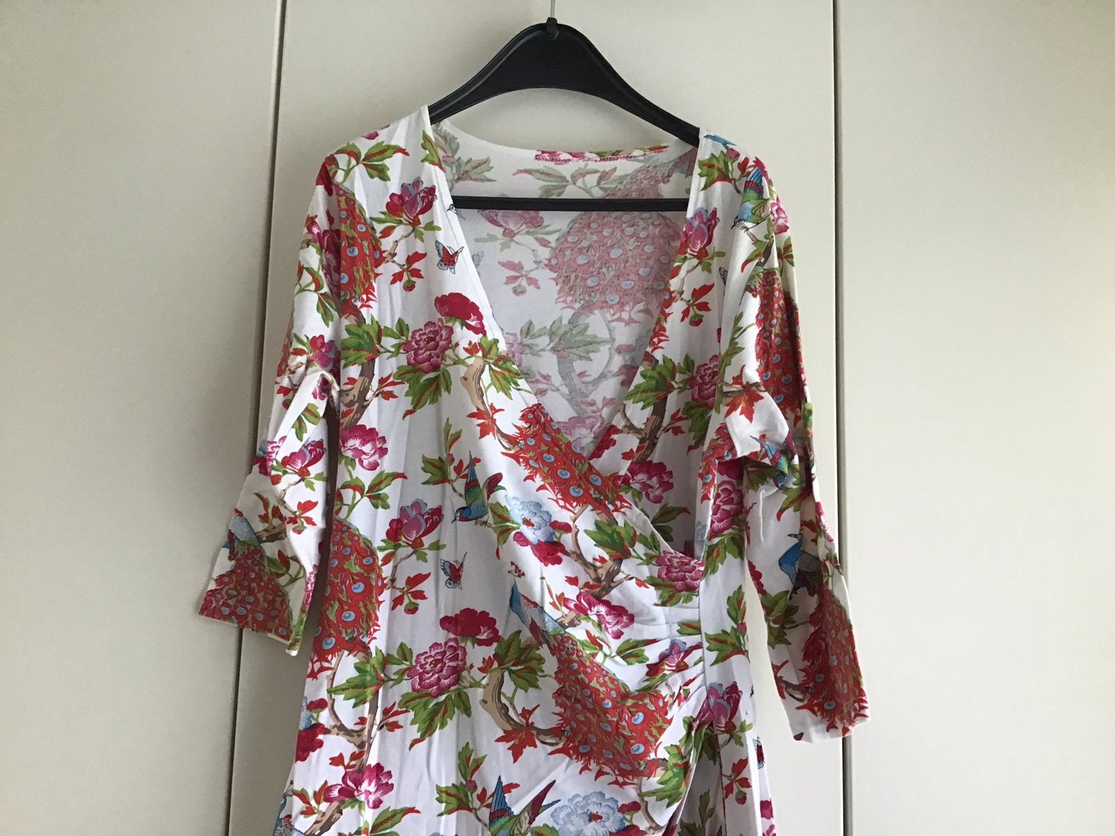 Jurk King Louie stijl met bloemenprint en pauwen, Maat 38/40 (M), Meerkleurig, Ophalen of Verzenden, Knielengte