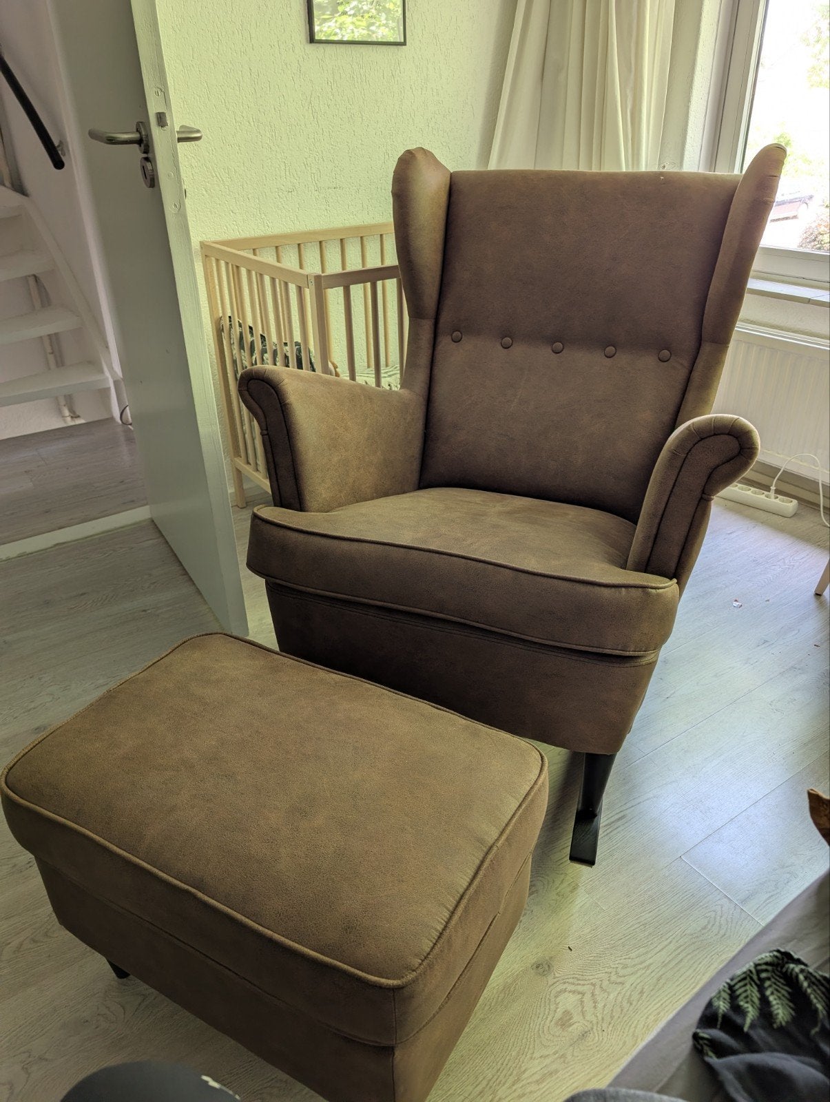 IKEA STRANDMON Schommelstoel + Voetenbank (Lederlook Bruin), Ophalen, Modern, Schommelstoel, Comfort, 75 tot 100 cm, Zo goed als nieuw
