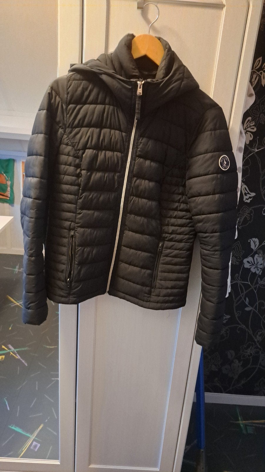 Zwarte gewatteerde jas met capuchon - rechterzak defect, Kleding | Dames, Ophalen of Verzenden, Gedragen, Zwart
