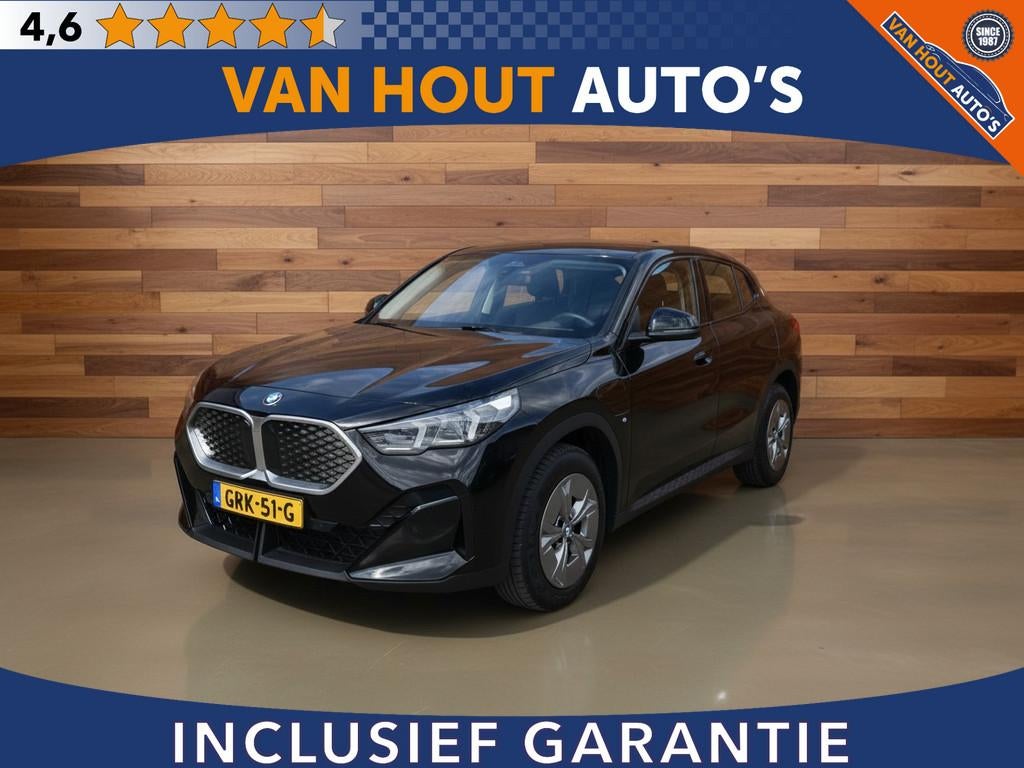 BMW iX2 eDrive20 67 kWh | SOH 100% (bj 2024, automaat), Auto's, BMW, 478 km, Stof, Met garantie (alle), 24 min