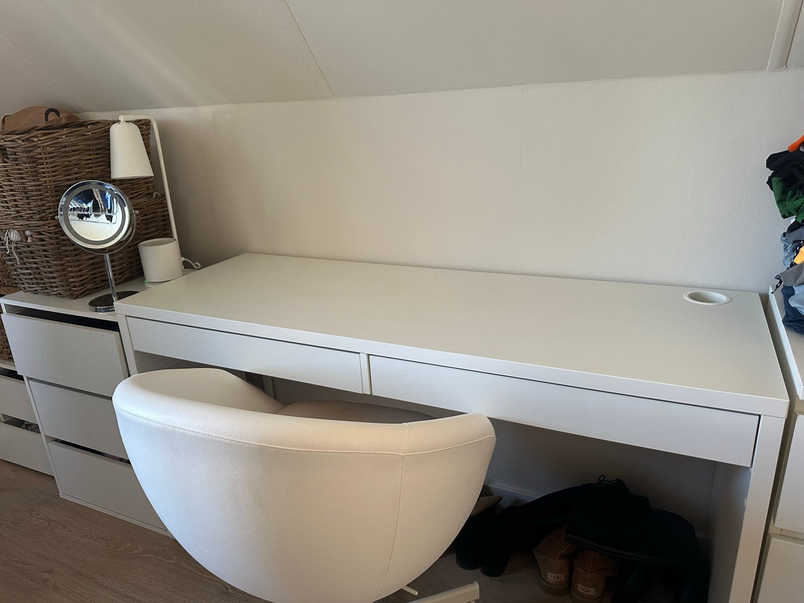 Complete set wit IKEA Micke bureau en Skruvsta bureaustoel, Ophalen, Gebruikt, Met lades, Spaanplaat of MDF