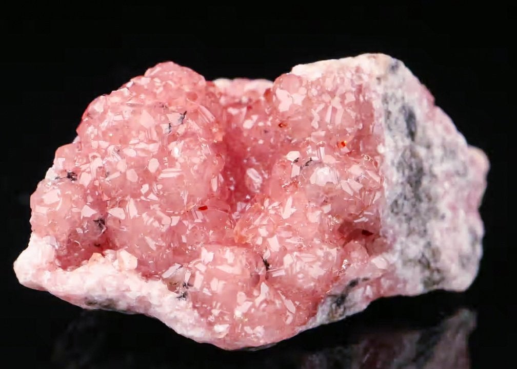 Extreem zeldzame SHIGAIET kristallen op RHODOCHROSIET UV!, Ophalen of Verzenden, Mineraal