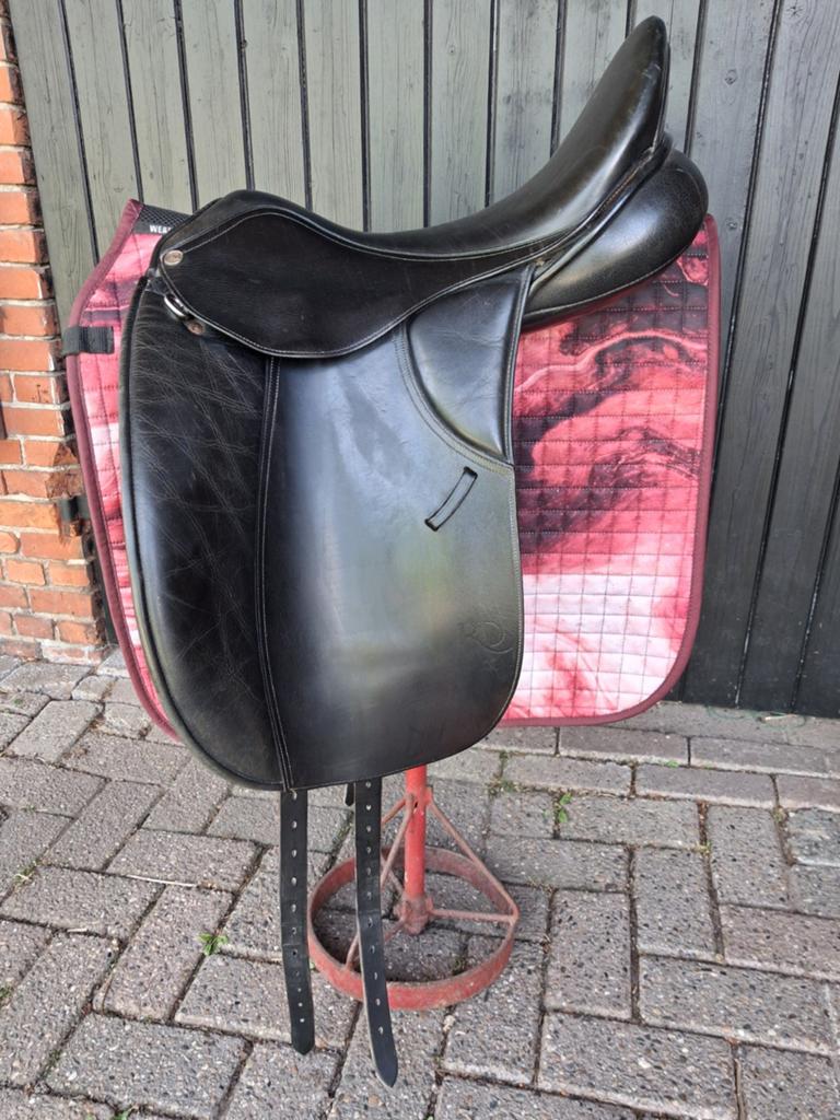 Riuz Diaz dressuurzadel 300€ Rossner 17,5 inch 150€, Dieren en Toebehoren, Paarden en Pony's | Zadels, Ophalen of Verzenden, Zo goed als nieuw