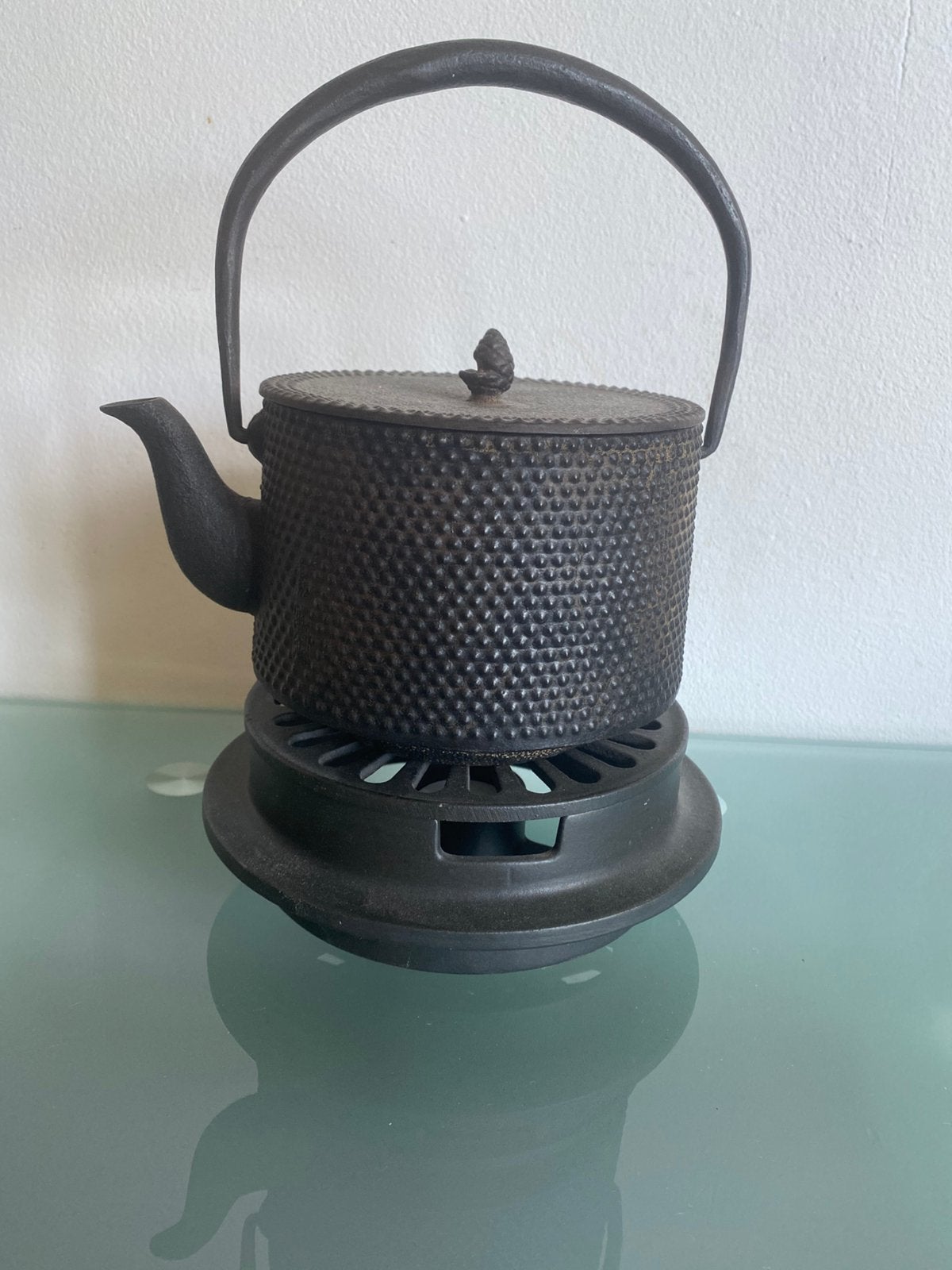 VINTAGE JAPANSE GIETIJZEREN THEEPOT EN GIETIJZEREN RECHAUD, Theepot/fluitketel, Gebruikt, Ophalen of Verzenden, Metaal