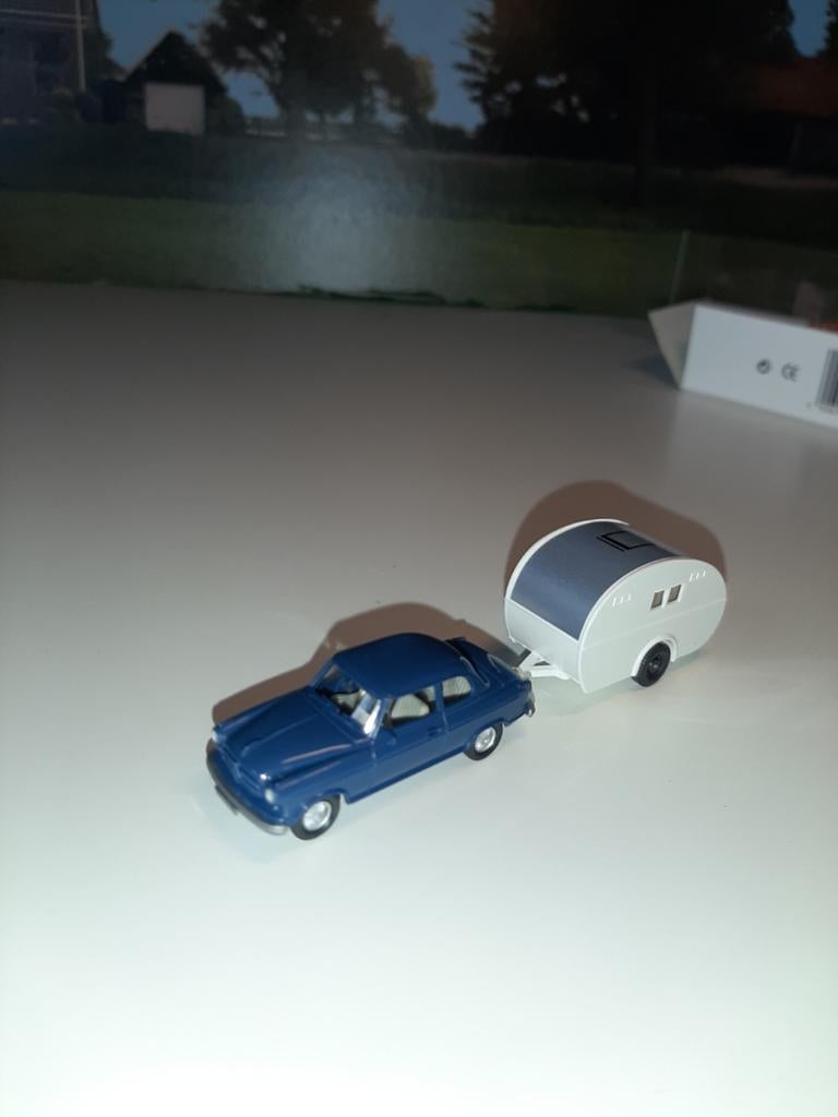 Borgward met caravan, Hobby en Vrije tijd, Modelbouw | Auto's en Voertuigen, Ophalen of Verzenden, Zo goed als nieuw, 1:50 of kleiner