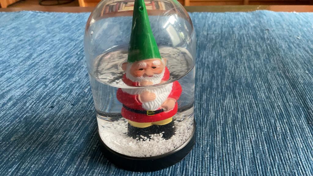 Kabouter in de sneeuw . Sneeuwtje.  Verzamelaar. Ophalen, Ophalen, Zo goed als nieuw