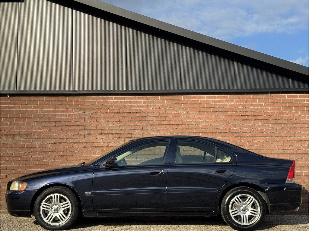 Volvo S60 2.5T MOMENTUM | NL-AUTO! | CRUISE! | TREKHAAK!, Auto's, Volvo, Gebruikt, Beige, Stoelverwarming, Blauw