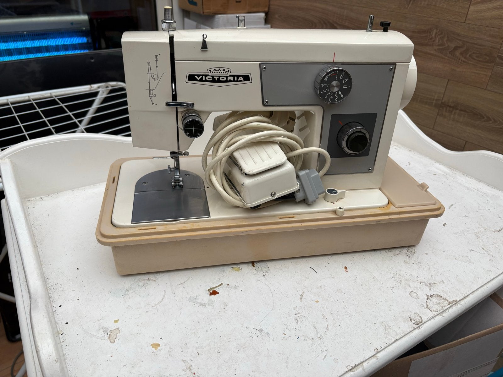 Retro Victoria naaimachine met koffer, Antiek en Kunst, Ophalen