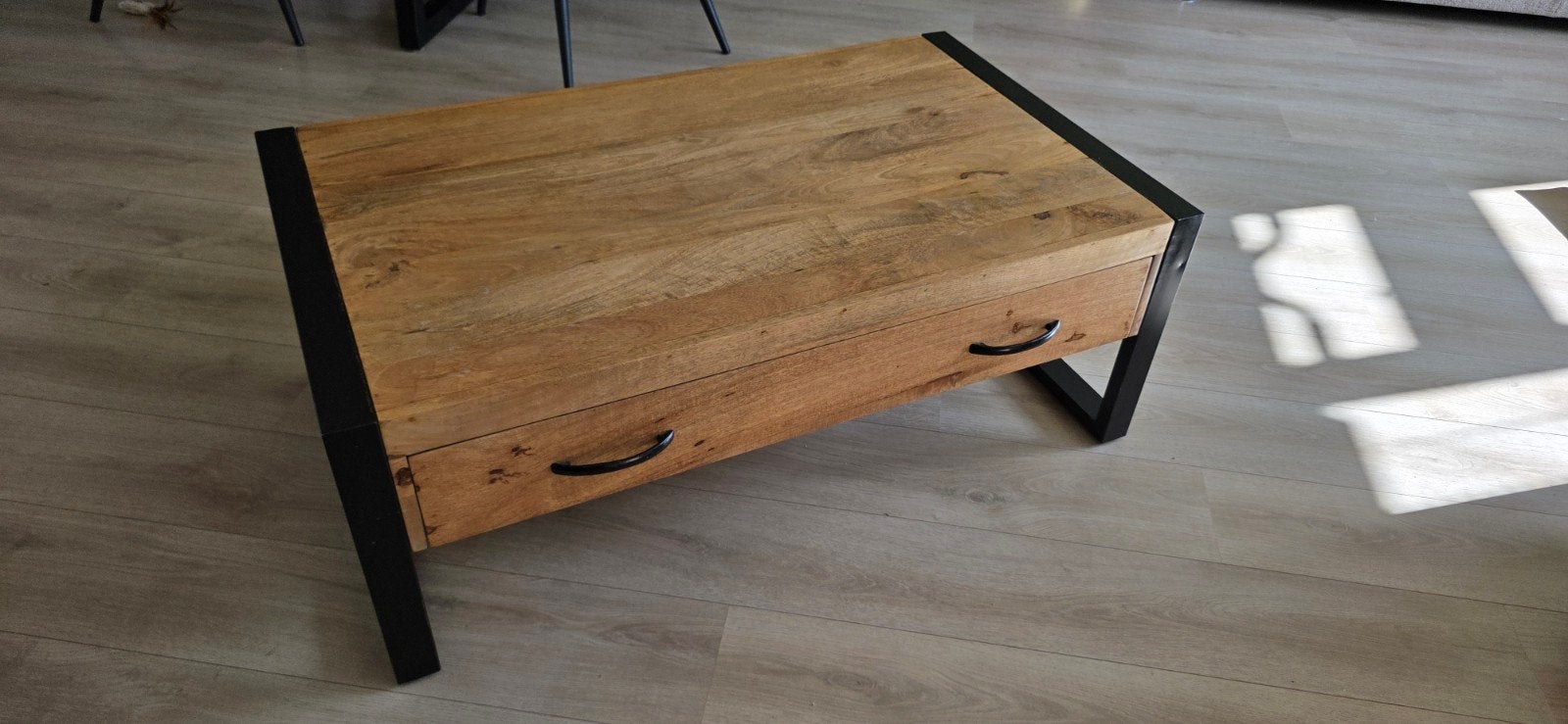 Salontafel met lade - mangohout en Metaal (110x65x41 cm), Huis en Inrichting, Overige houtsoorten, Gebruikt, 100 tot 150 cm, 50 tot 100 cm