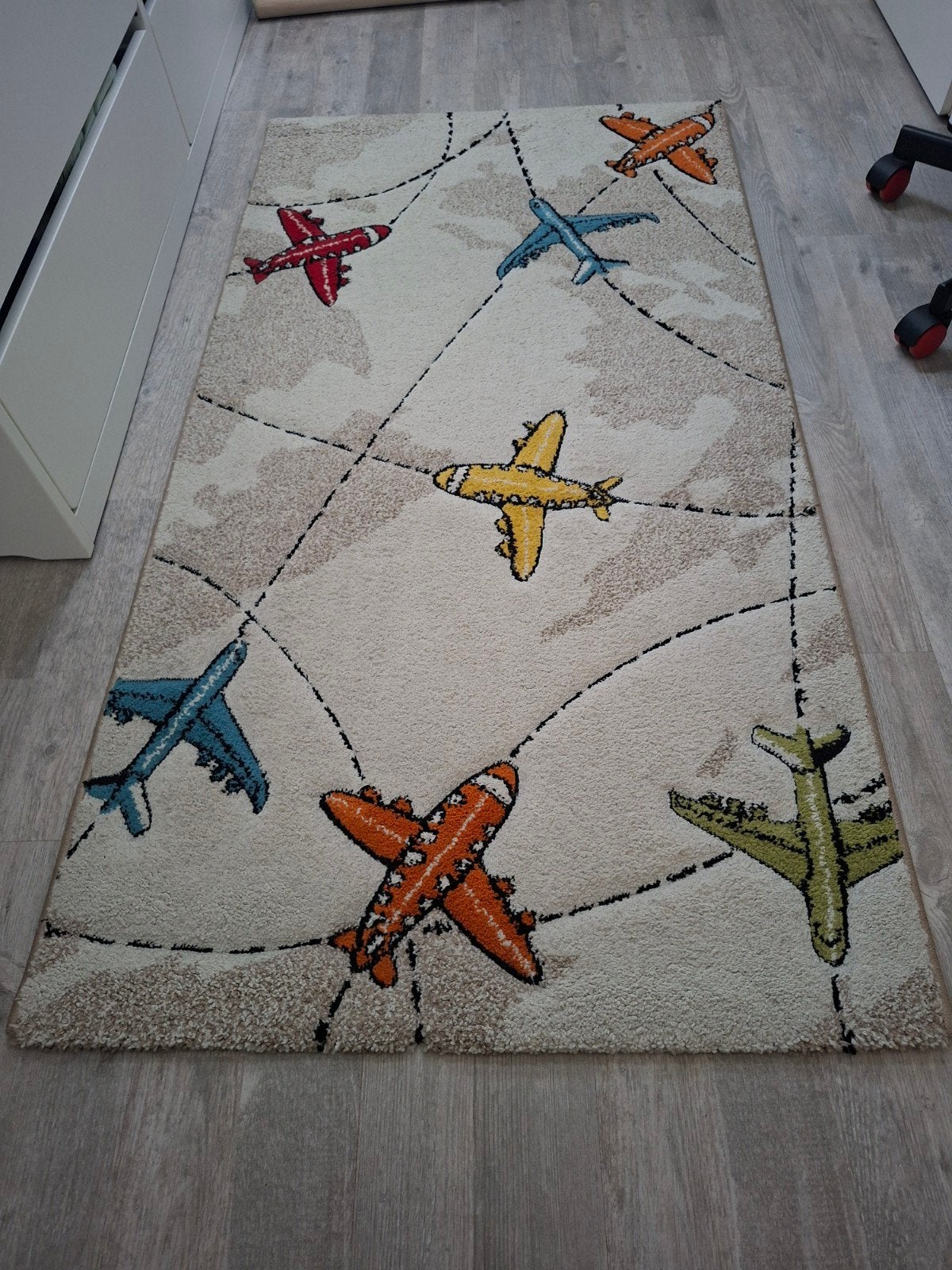 Vrolijk kinder vloerkleed met vliegtuigen 80x150cm, Ophalen, 100 tot 150 cm, 50 tot 100 cm, Kinderkamer, Speels, Vliegtuigen