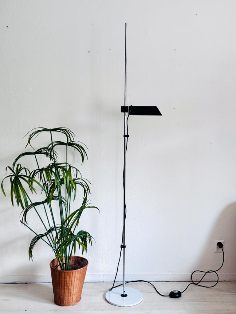 Vintage Italiaanse vloerlamp in de stijl van Oluce jr 70/80, Ophalen, Zo goed als nieuw, X, Metaal