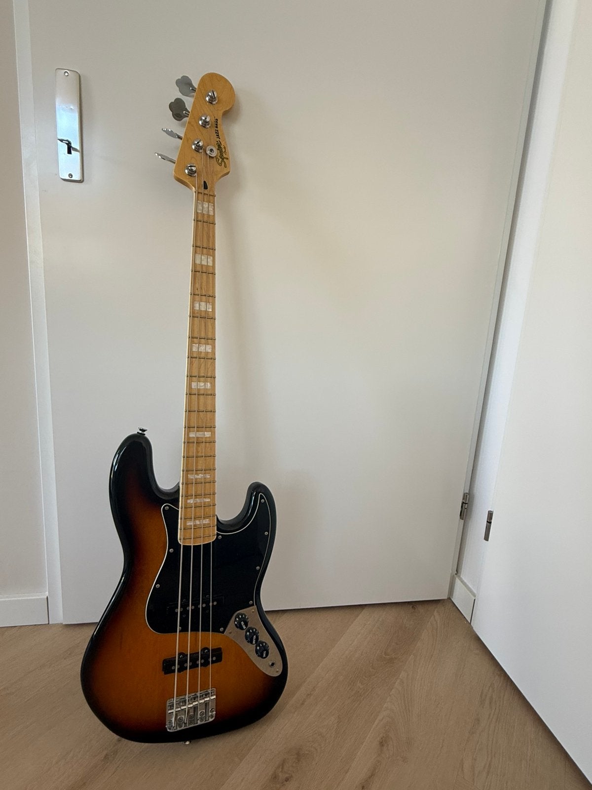 Squier jazz bass, Muziek en Instrumenten, Ophalen, Zo goed als nieuw