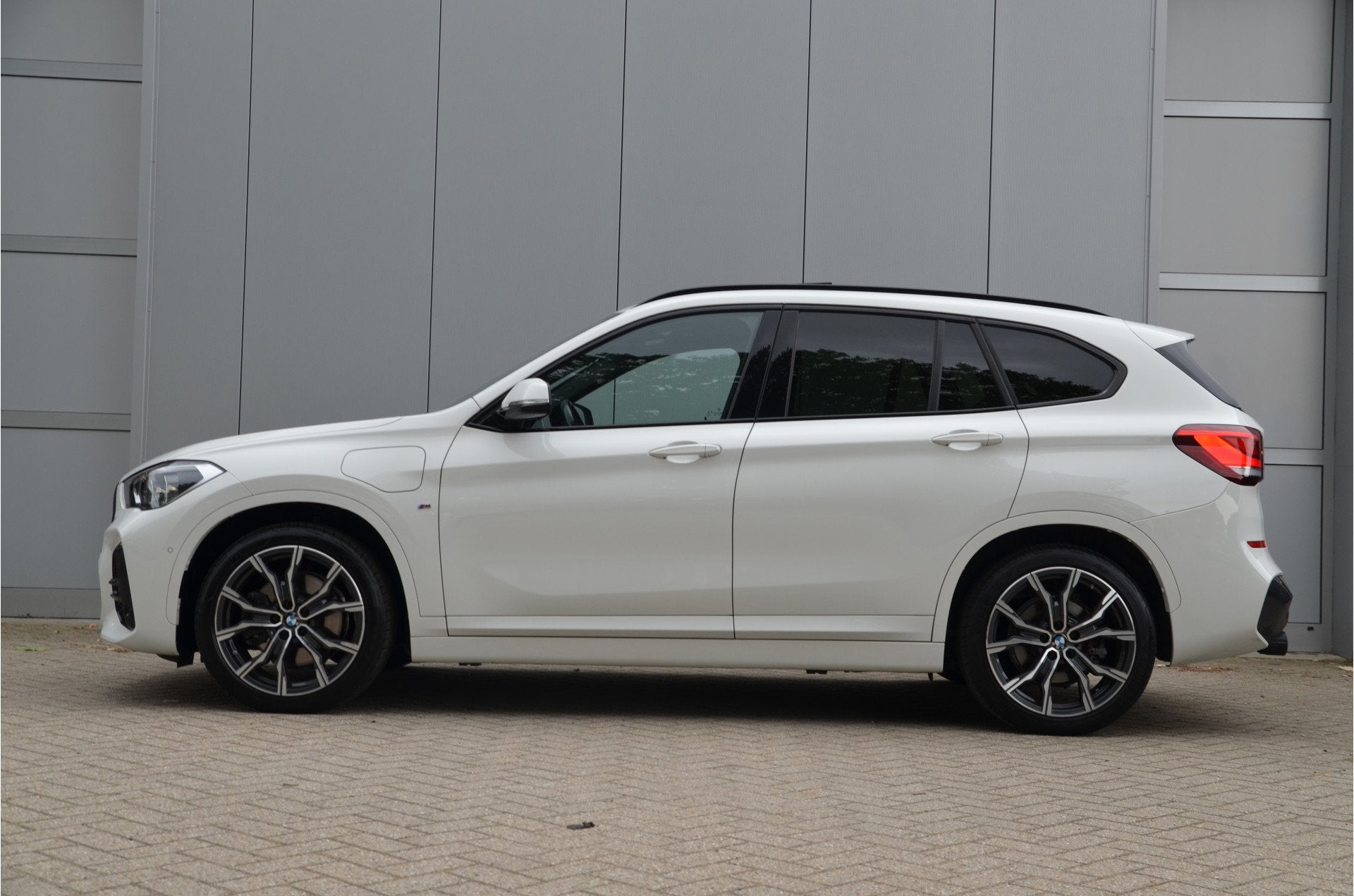 BMW X1 xDrive25e M Sport Automaat / Panoramadak / Sportstoel, Auto's, BMW, 8 kWh, Automatische klimaatregeling, Gebruikt, Met garantie (alle)