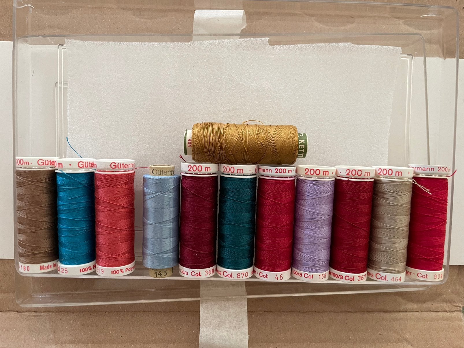 12 klosjes naaimaschinegaren verschillende kleuren polyeter, Ophalen of Verzenden, Nieuw, Garen of Naald(en)
