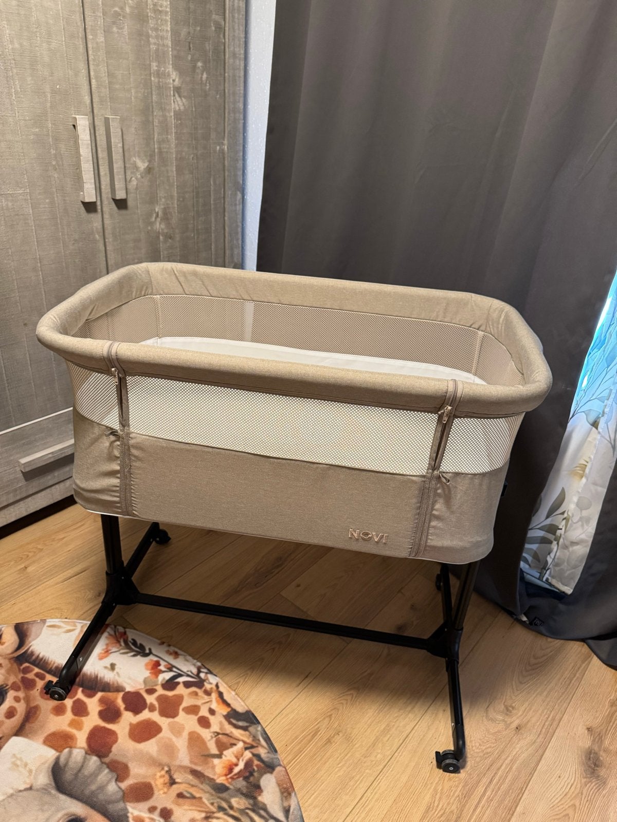 Novi Co-Sleeper/Wieg met Aerosleep matras en beddengoed, Kinderen en Baby's, Ophalen, Zo goed als nieuw, Wieg