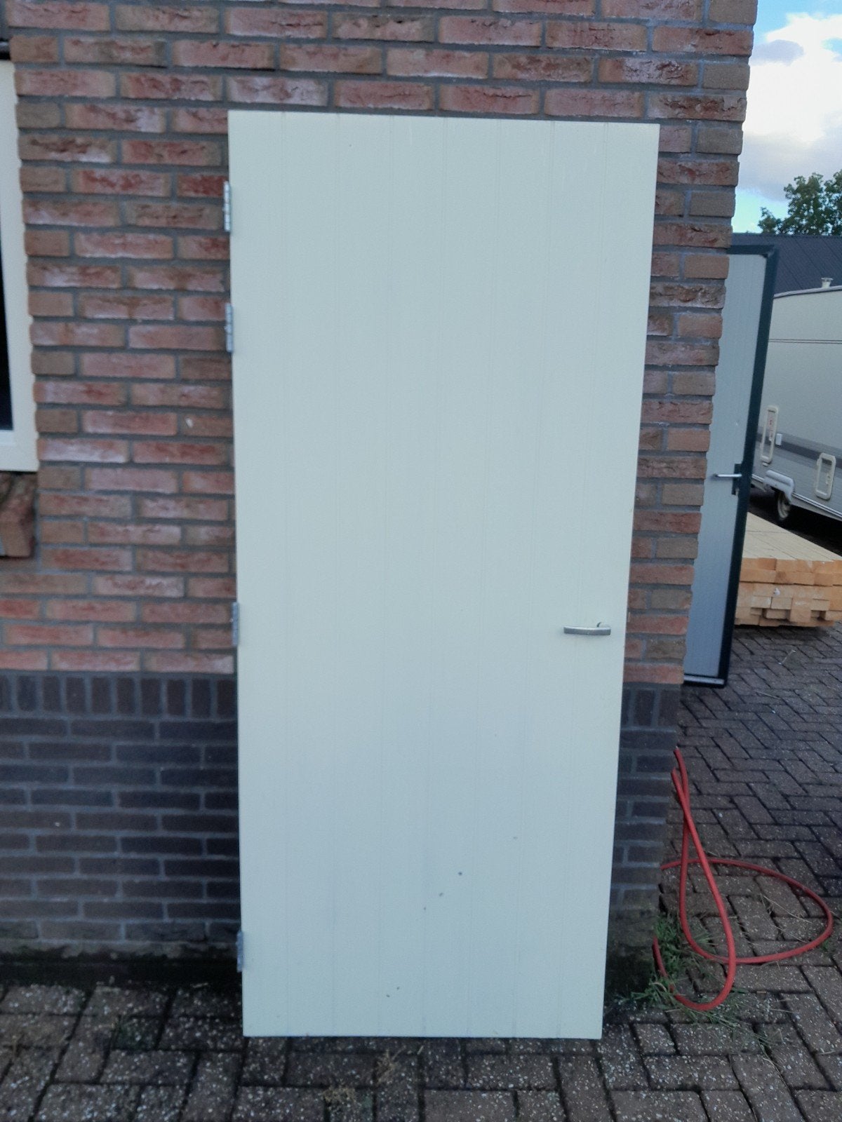 Gebruikte houten massieve buiten deur met scharnieren. 88211, Gebruikt, 80 tot 100 cm, Ophalen of Verzenden, Buitendeur