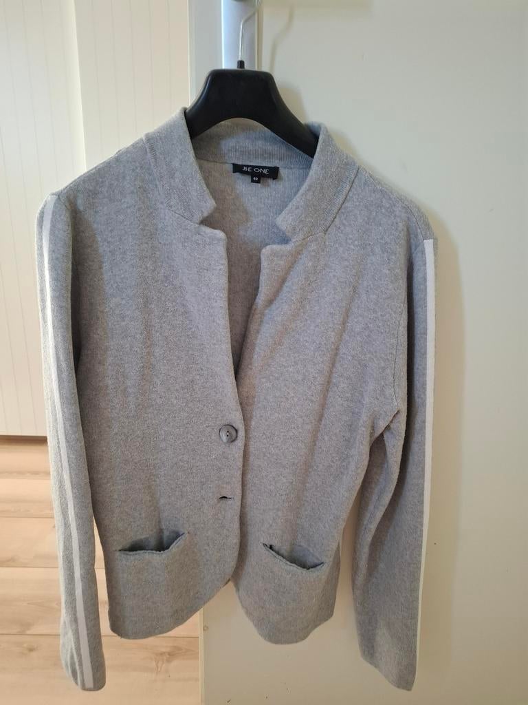 BE ONE Grijs Vestje Maat 40 met Witte Strepen op de mouwen, Maat 38/40 (M), Ophalen of Verzenden, Zo goed als nieuw, Grijs