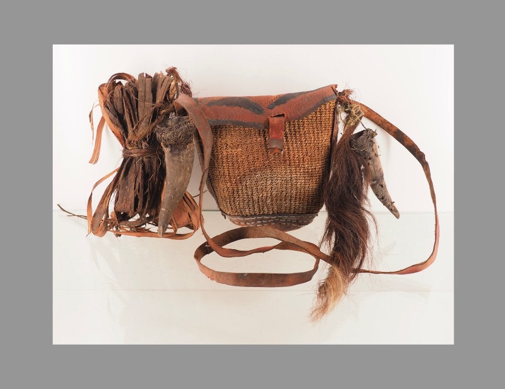 Tribale Medicijntas Kenia(Kamba of Maasai stijl) (251123-02), Antiek en Kunst, Kunst | Niet-Westerse kunst, Natuurlijk materiaal