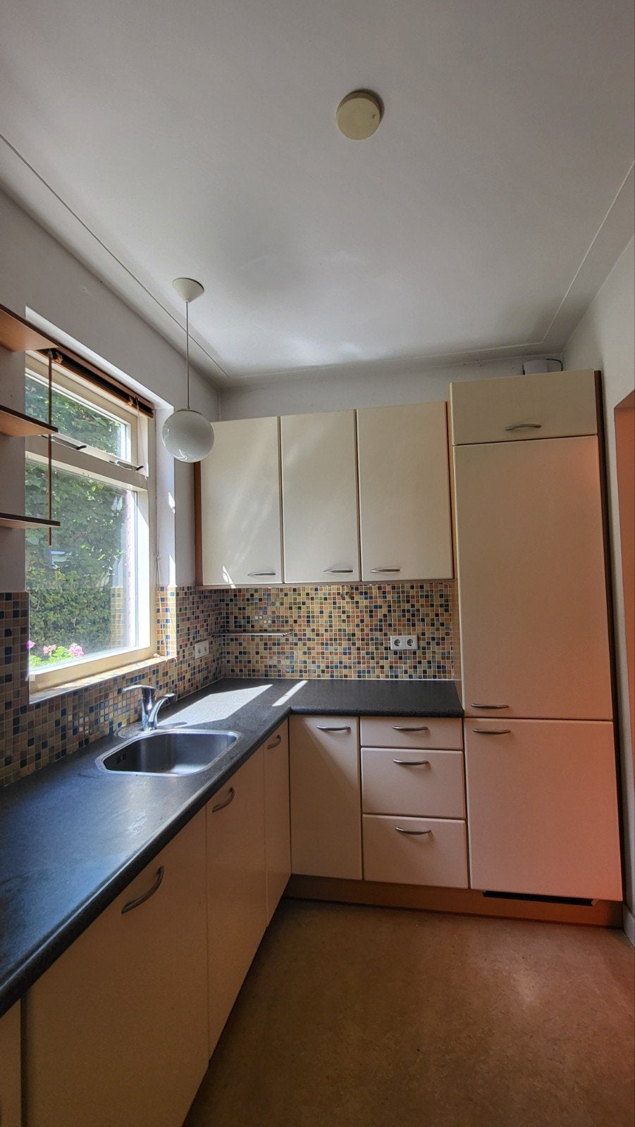 Complete keuken, kleur: Vanille, L= 297 B=194 H=235, Ophalen, Gebruikt, Overige stijlen, Kop(pen) en/of Schotel(s)