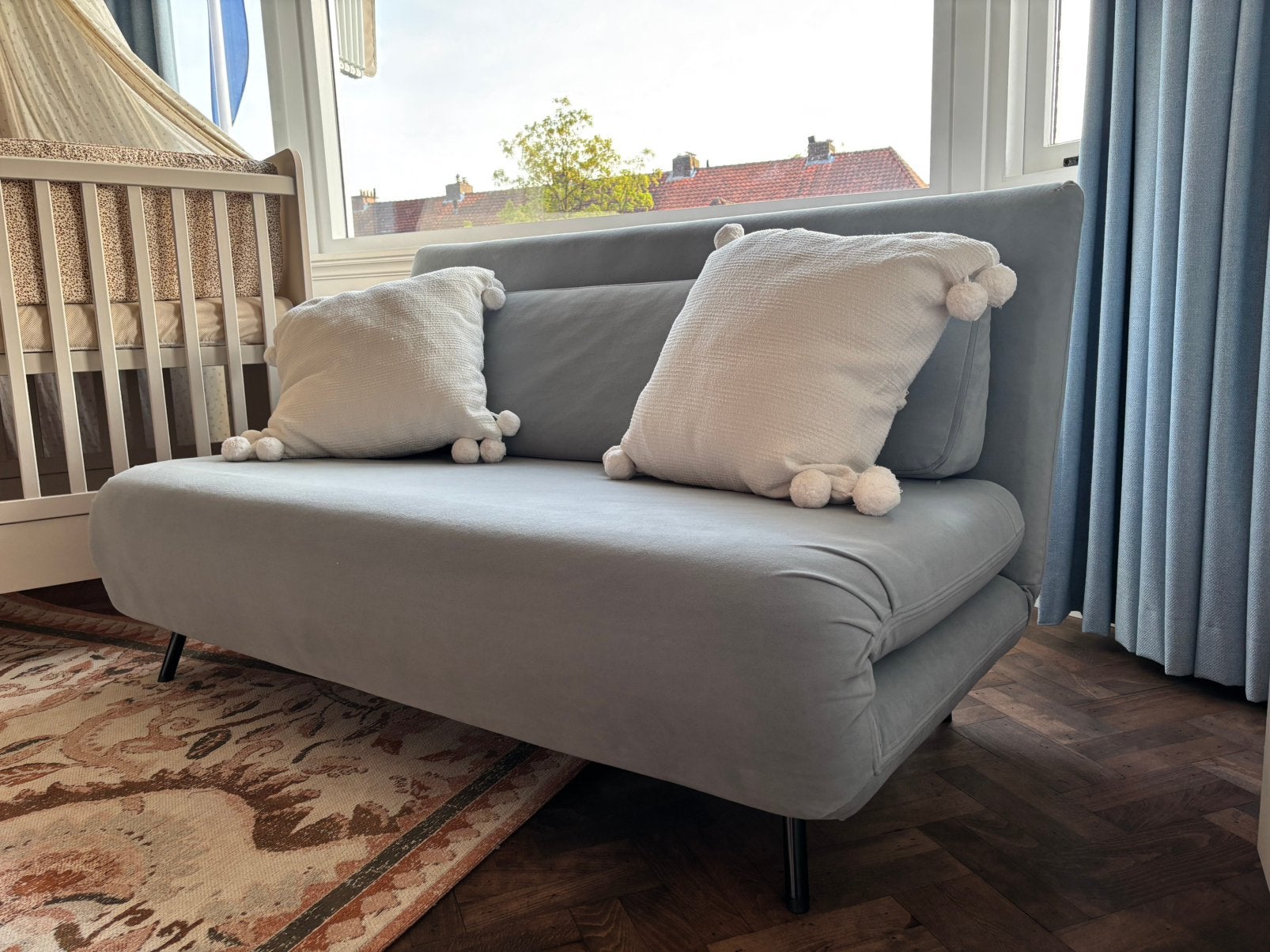 Lichtblauwe Velvet slaapbank van het merk Made, Ophalen, Blauw, Tweepersoons, Zo goed als nieuw