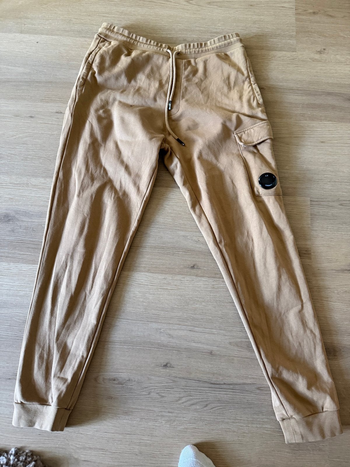 C.P. Company joggingbroek - Zo goed als nieuw, Kleding | Heren, Ophalen of Verzenden, Zo goed als nieuw, Overige maten, Beige