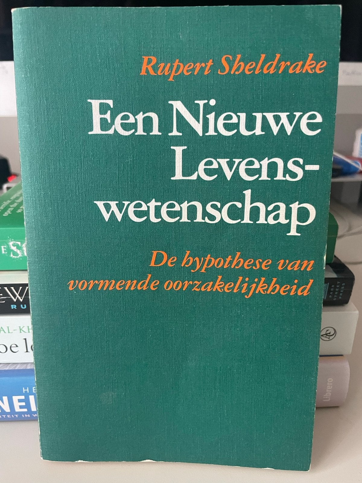 Een Nieuwe Levenswetenschap - Rupert Sheldrake, Boeken, Ophalen of Verzenden, Gelezen, Natuurwetenschap