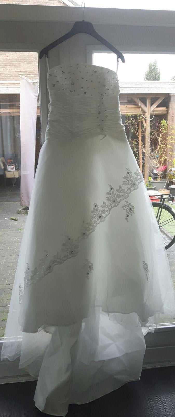 Mooie bruidsjurk met sleep en hoepel, maat M-XL, Kleding | Dames, Ophalen of Verzenden, Zo goed als nieuw, Wit, Trouwjurk