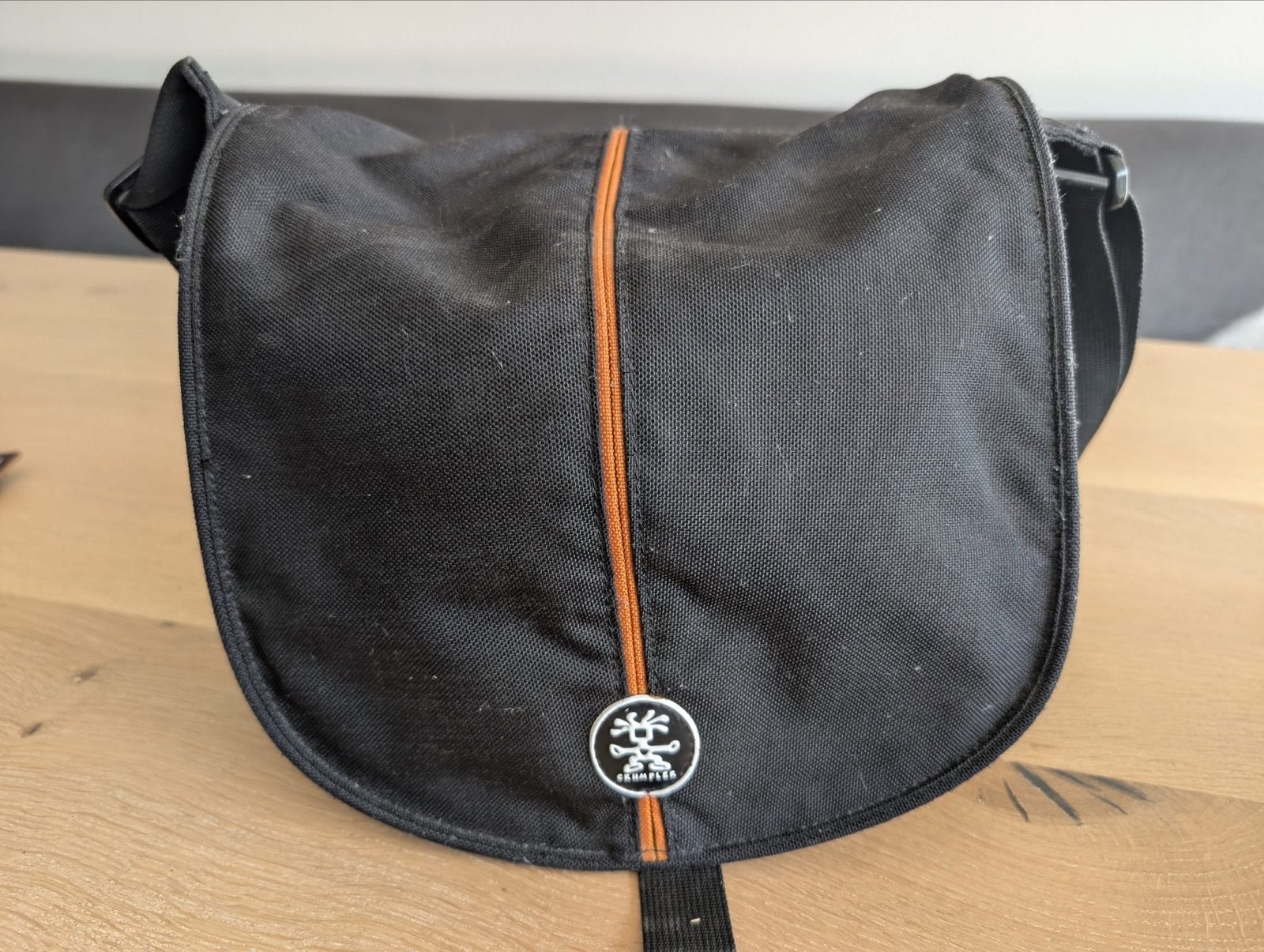 Crumpler Schoudertas - Zwart met Oranje Accent, Ophalen, Schouderband, Gebruikt, Zwart