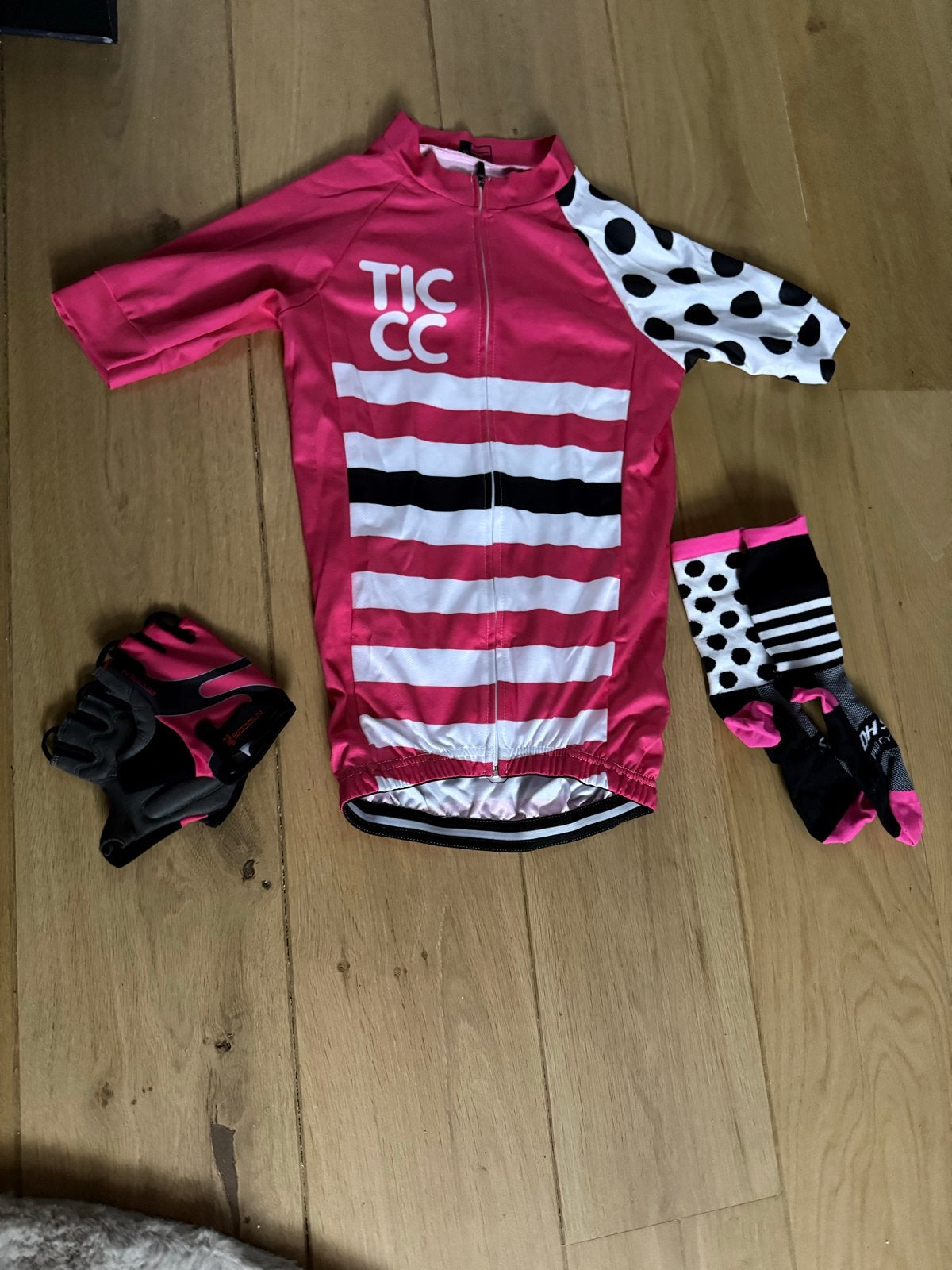 Fietsoutfit: Roze TICCC shirt, sokken & handschoenen, Gebruikt, Dames, Bovenkleding, Ophalen