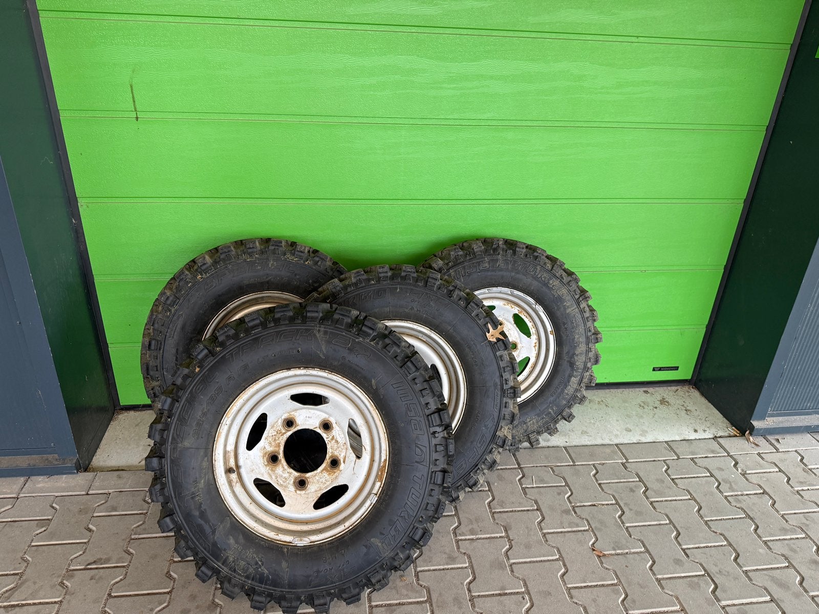 Insa turbo mub banden en velgen 235/85/r16, Ophalen
