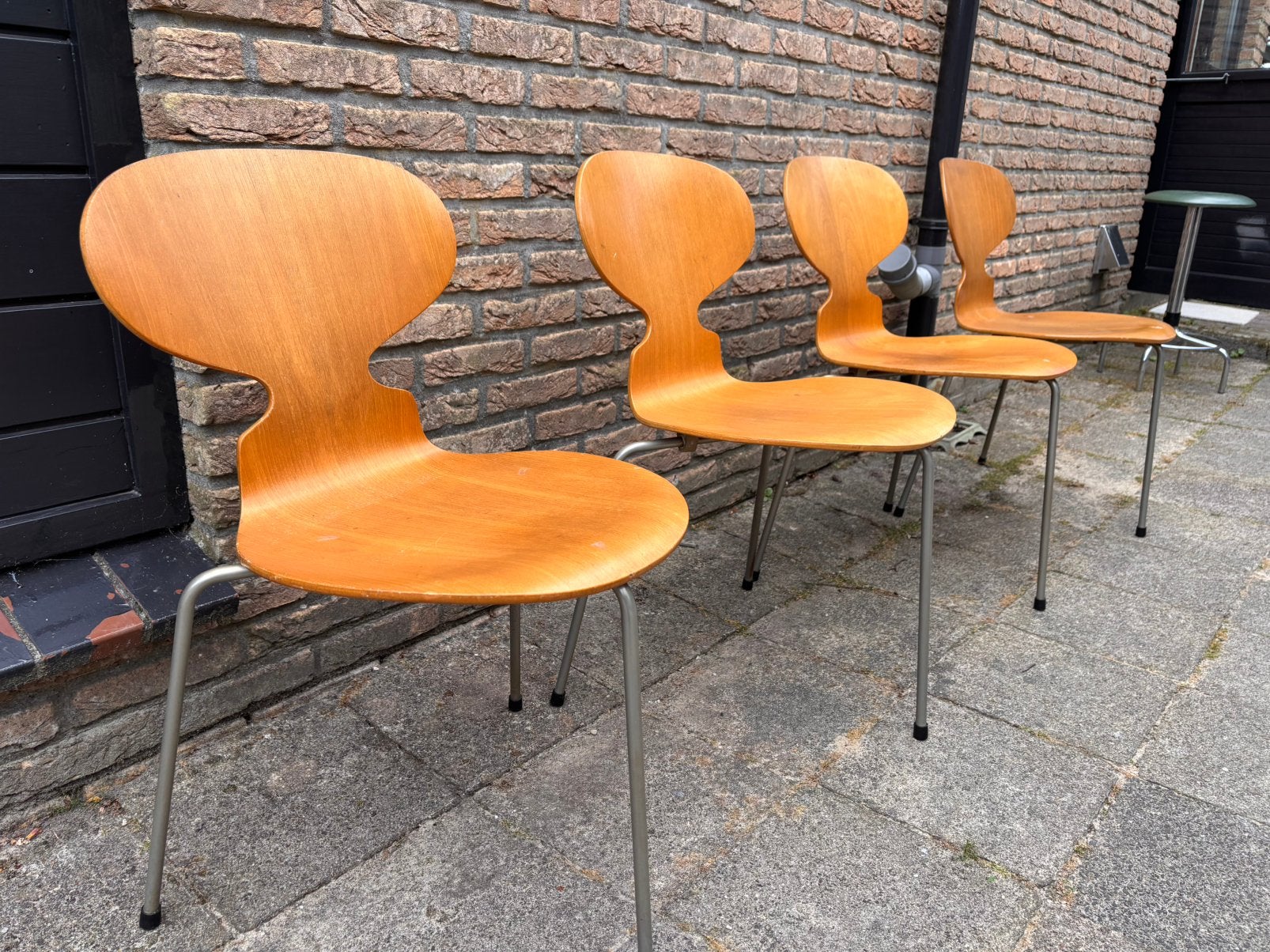 Set van 4 originele Fritz Hansen Ant (Mier) 3 poot stoelen, Ophalen, Deens design, Fritz Hansen, 3 poot, Bruin, Zo goed als nieuw