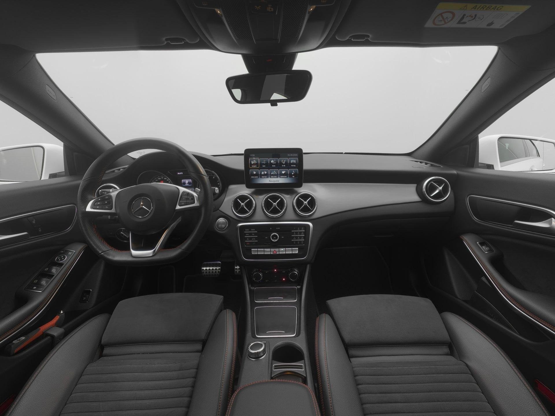 Mercedes-Benz CLA-klasse AMG-Line 180 122 PK | Navigatie | A, Auto's, Gebruikt, 715 kg, Leder en Stof, Sedan