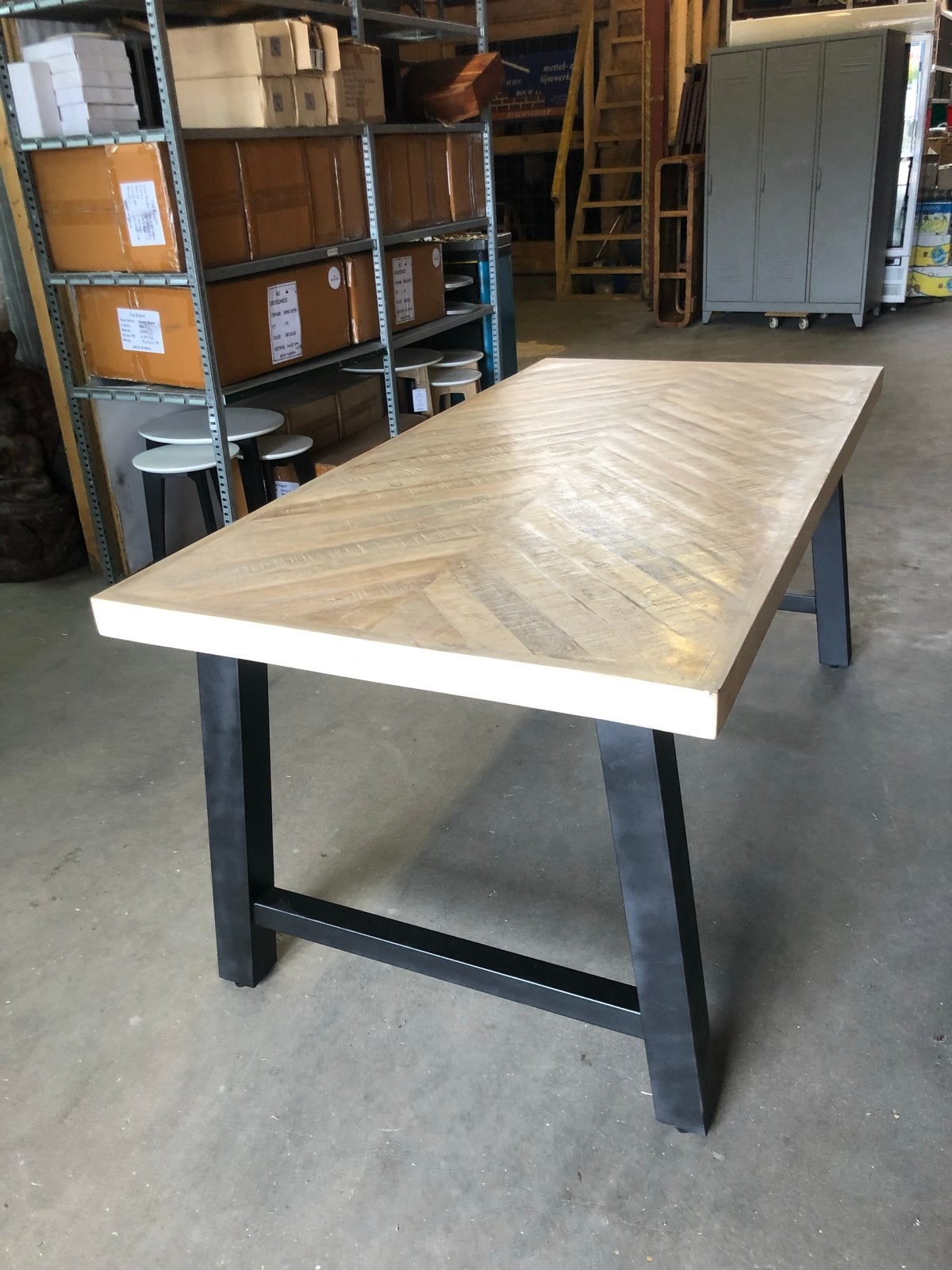 Nieuwe massief mango visgraat eettafel met stalen poten, Huis en Inrichting, Tafels | Eettafels, Ophalen, ., ., Nieuw