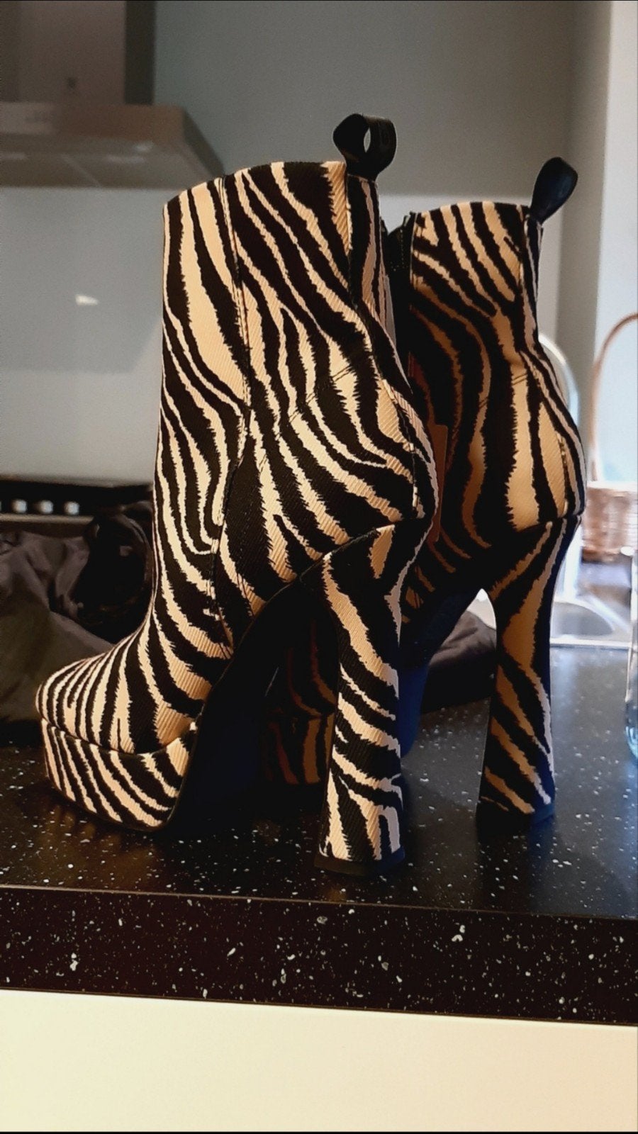 KG Kurt Geiger Enkellaarsjes Zebraprint maat 39, Kleding | Dames, Ophalen of Verzenden, Nieuw, Zwart