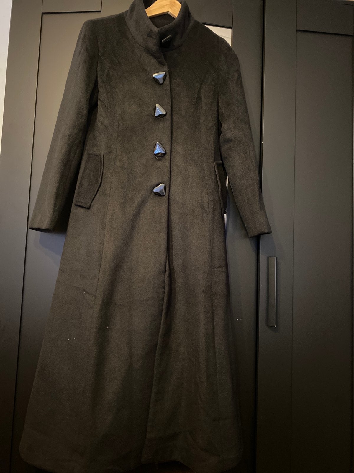 Elegante zwarte lange jas met opstaande kraag, Ophalen of Verzenden, Zo goed als nieuw, Maat 36 (S), Zwart