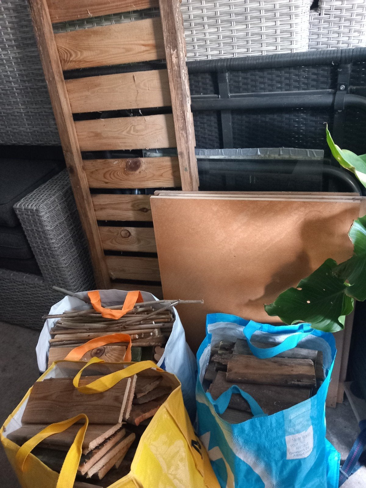 Gratis stookhout: diverse blokken en takken, Tuin en Terras, Haardhout, Minder dan 3 m³, Ophalen, Overige houtsoorten, Blokken