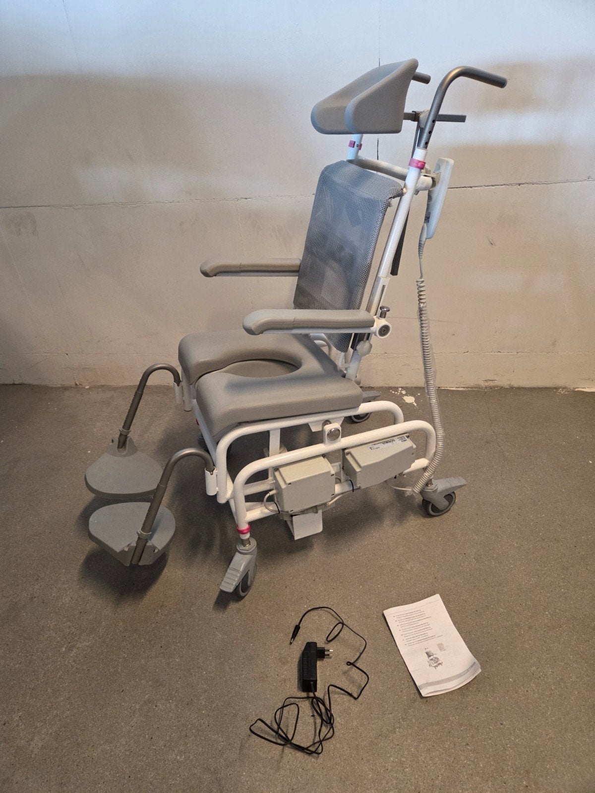 HMN M2 postoel / douchestoel electrisch kantelbaar, Diversen, Ophalen